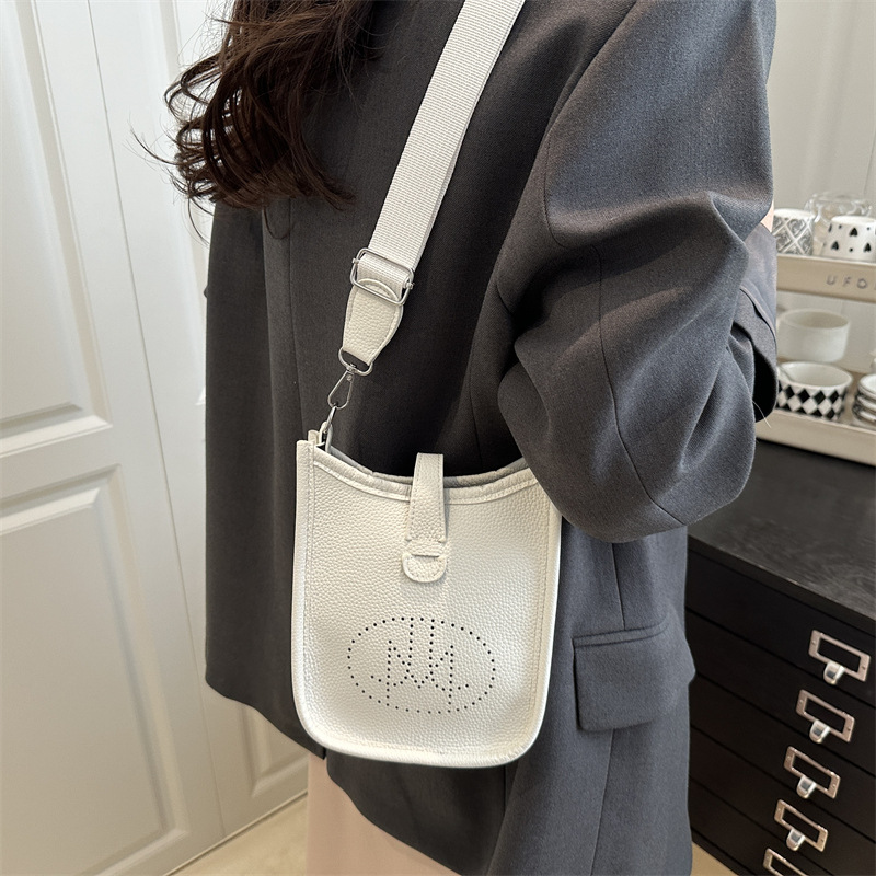 A new 2025 stylish, simple vertical single-shoulder, crossbody bucket bag in a solid color details Picture