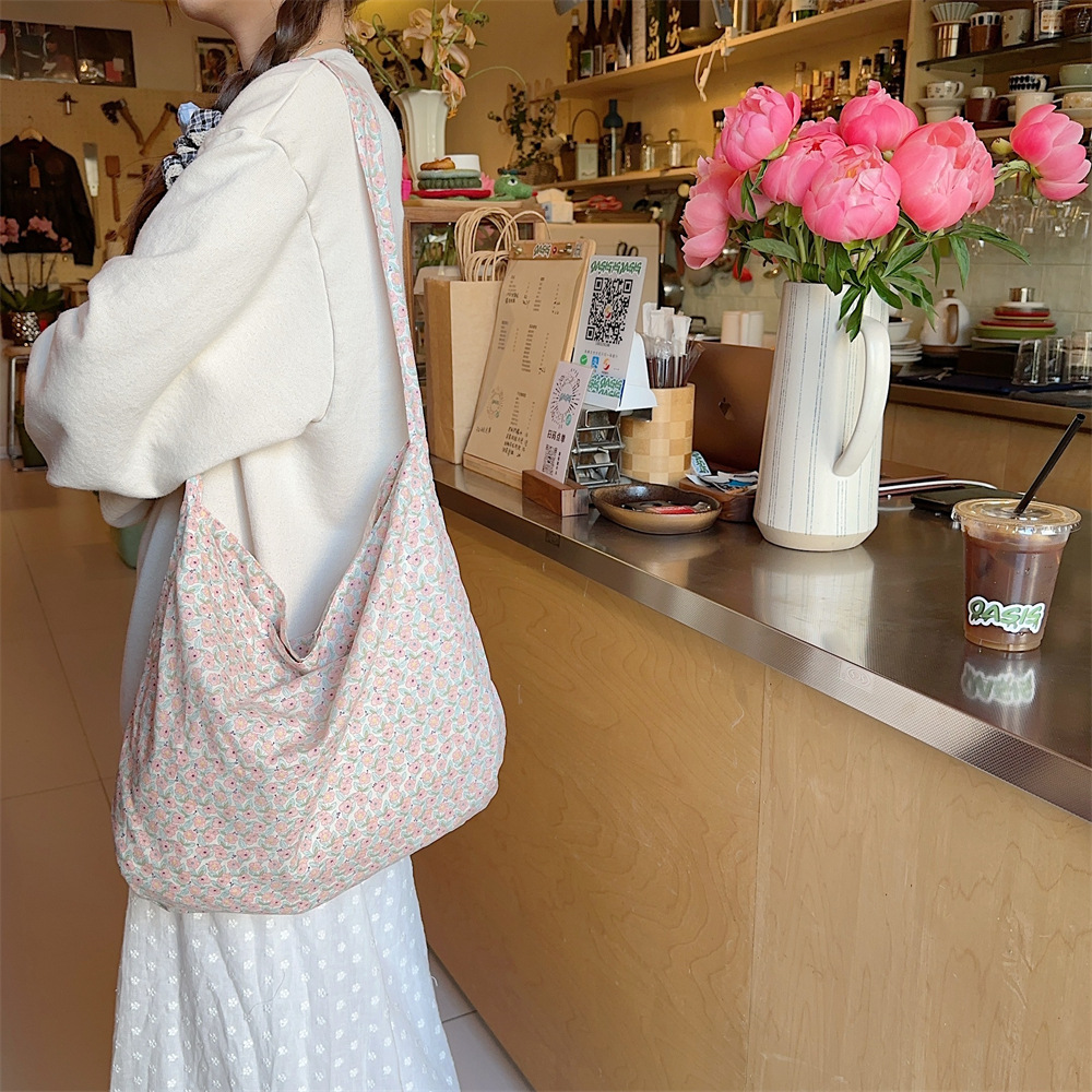 13165 Small floral canvas bag, women's large-capacity cloth bag, laid-back new student crossbody single-shoulder bag, tote bag Application Scenario