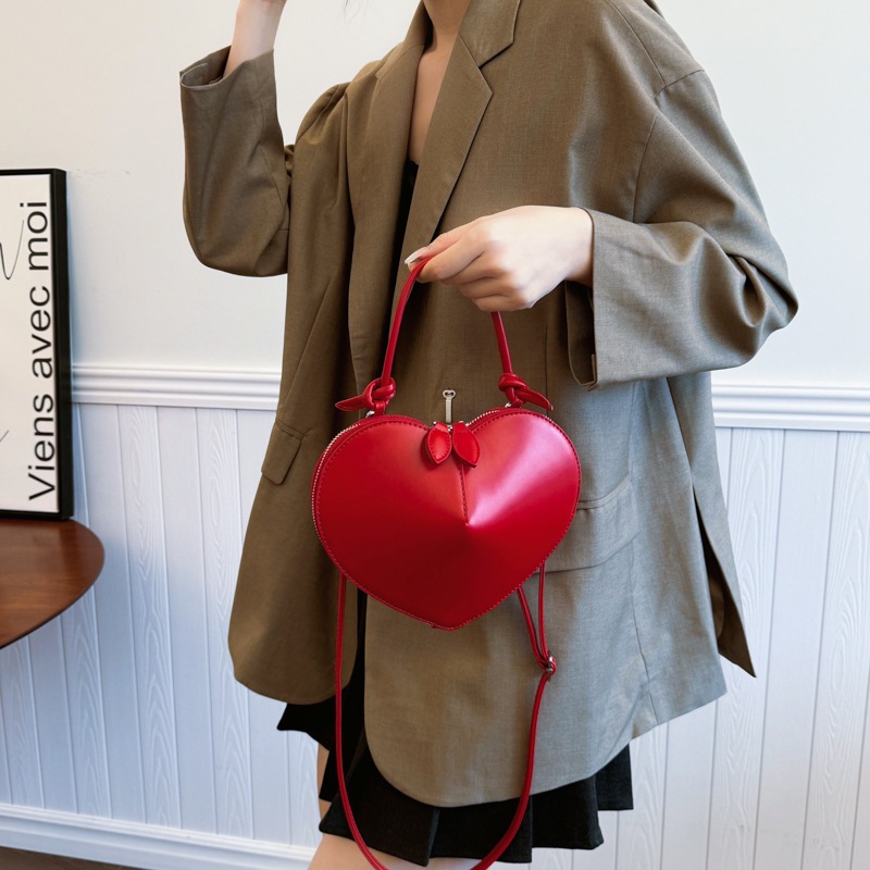 The 2024 new love bag is a popular online item, a high-end single-shoulder crossbody red wedding banquet bag for women, the same style as celebrities full figure