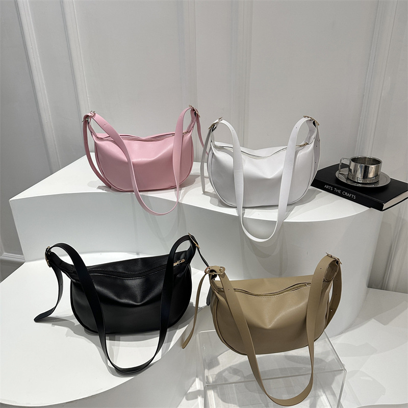New cross-border pu solid color crossbody crescent-shaped bag, simple and fashionable women's bag, mommy shopping dumpling bag, commuting single-shoulder bag Application Scenario