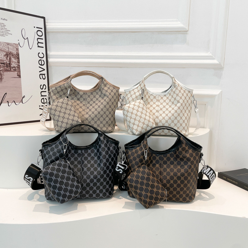 European and American style commuting personalized tote bag 2025 Spring New style, elegant and niche design, single-shoulder armpit bag Application Scenario