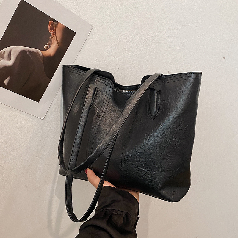 Women's fashionable commuting single-shoulder bag, casual and stylish underarm women's bag, 2025 spring personalized large-capacity tote bag full figure