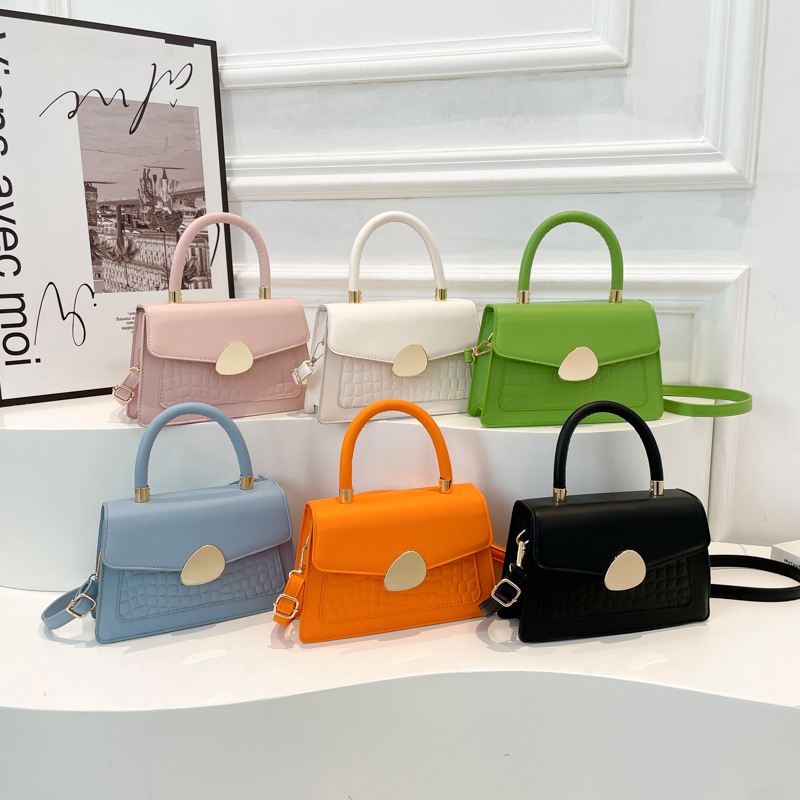Spring 2025 new high-end quality handbag, elegant and beautiful solid color single-shoulder crossbody bag, small square bag, commuting bag Application Scenario