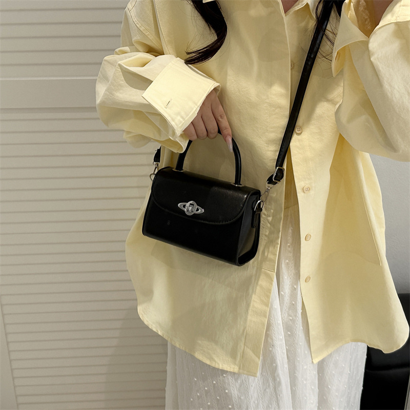 A high-end solid-color small handbag for women, a new 2025 niche soft leather handbag, a versatile single-shoulder crossbody small square bag details Picture