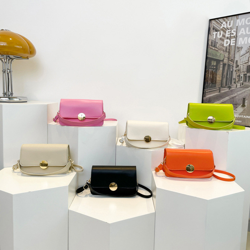 The 2025 new retro solid color Korean-style fashionable hardware decoration casual design trendy single-shoulder crossbody small square bag Application Scenario