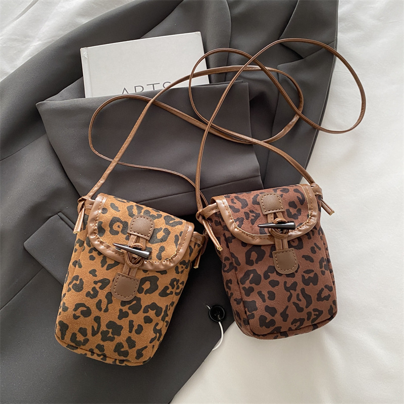 The leopard print underarm bag, a Korean retro and fashionable bucket bag, is a new winter 2024 model with a niche design and a stylish single-shoulder bag Application Scenario