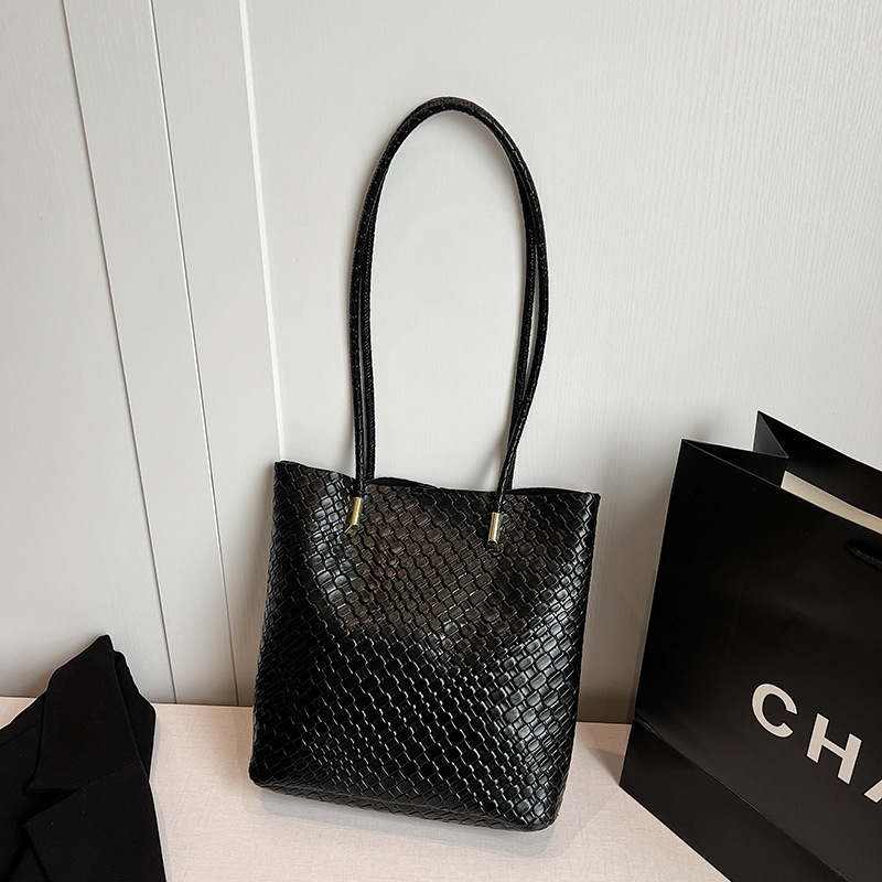 A new winter 2024 fashion, versatile, retro, high-end, niche, large-capacity single-shoulder, crossbody tote women's bag full figure
