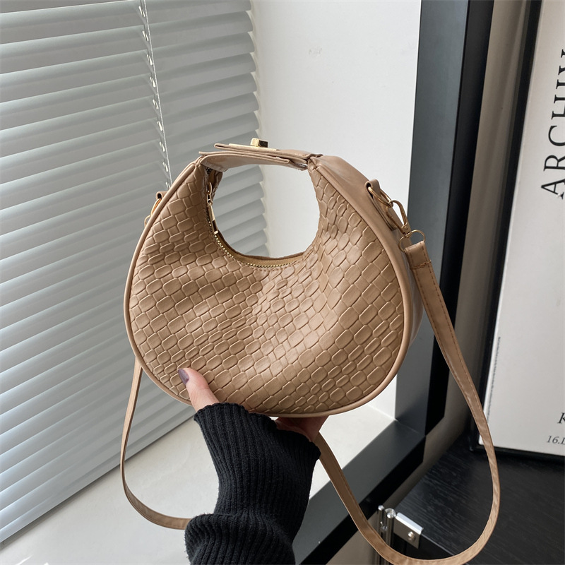 Spring 2025 new large-capacity crossbody single-shoulder hand-held women's bag, a simple and elegant European and American retro woven pattern bag full figure