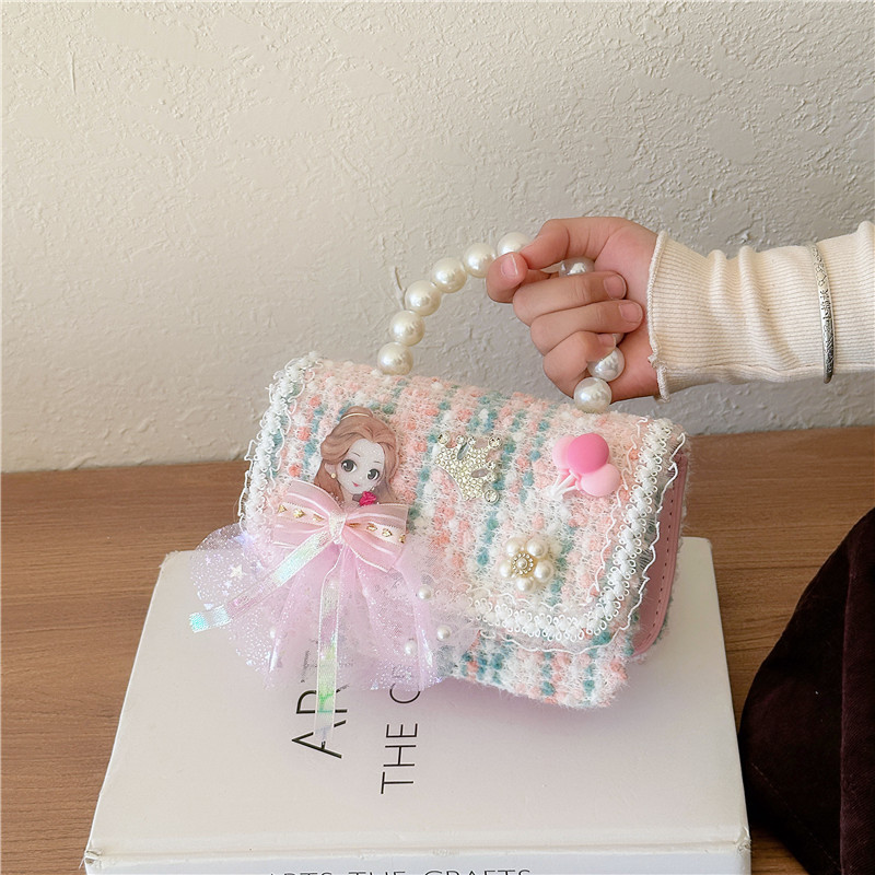 Children's pearl hand-held small crossbody bag 2024 New Year Edition woolen doll accessory single-shoulder bag Cute girl crossbody bag details Picture