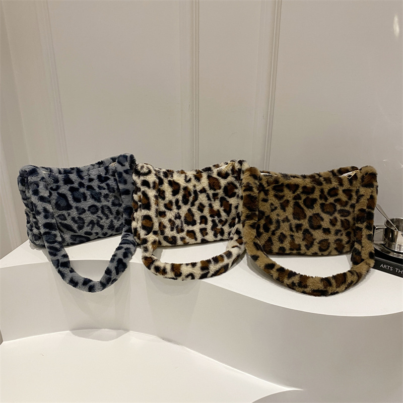 Underarm single-shoulder bag 2024 new style fashionable hand-held shoulder bag, stylish and hot girl leopard print ins women's bag, plush bag Application Scenario