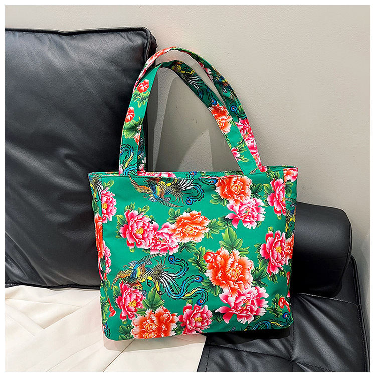 A fashionable and trendy large-capacity Northeast large flower tote bag, a new single-shoulder bag and hand-held women's bag for early spring 2024 Application Scenario