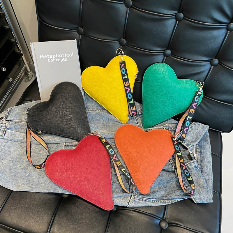 Cross-border Women's Bag 2025 Spring New Style European and American fashionable heart-shaped bag, versatile handbag, red envelope for women Application Scenario