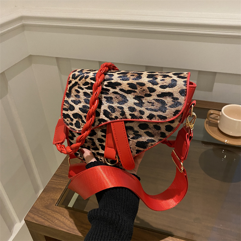 A new niche design leopard print saddle bag for women's 2024 winter commuting single-shoulder crossbody bag full figure