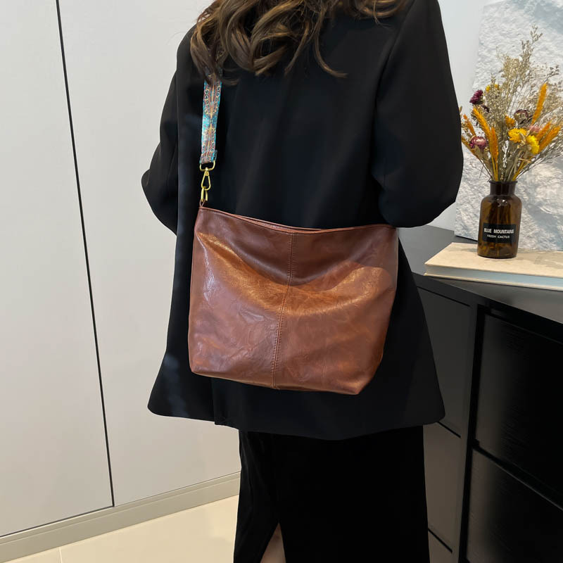Fashionable and simple women's 2024 new high-end commuter tote bag, large capacity versatile crossbody bag, bucket bag Specification drawing