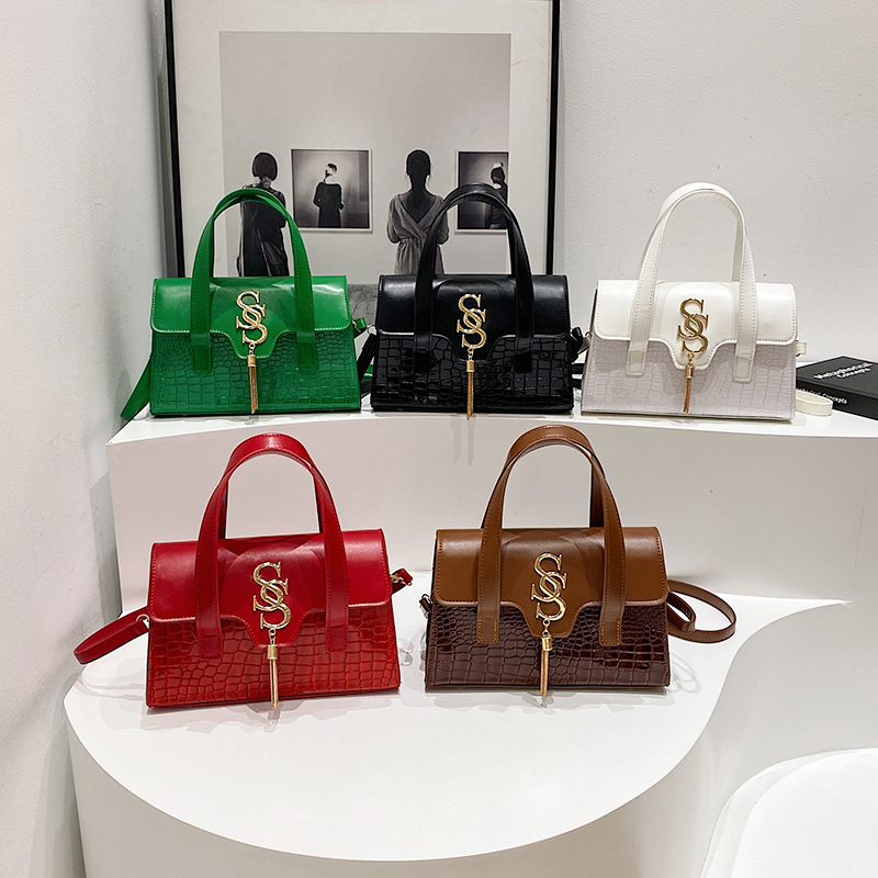 The 2024 stylish and simple crossbody bag for elegant ladies, a retro and stylish single-shoulder bag, and a small square bag Application Scenario