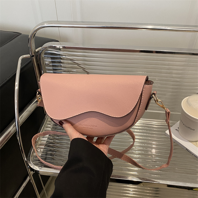 Retro texture small bag for ladies, 2025 new style, trendy and versatile crossbody bag, fashionable single-shoulder underarm bag, saddle bag full figure