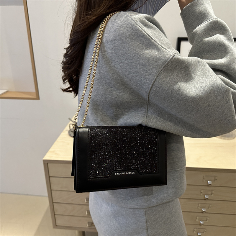 The 2024 new fashion chain single-shoulder crossbody bag is a versatile and stylish underarm bag for commuting details Picture