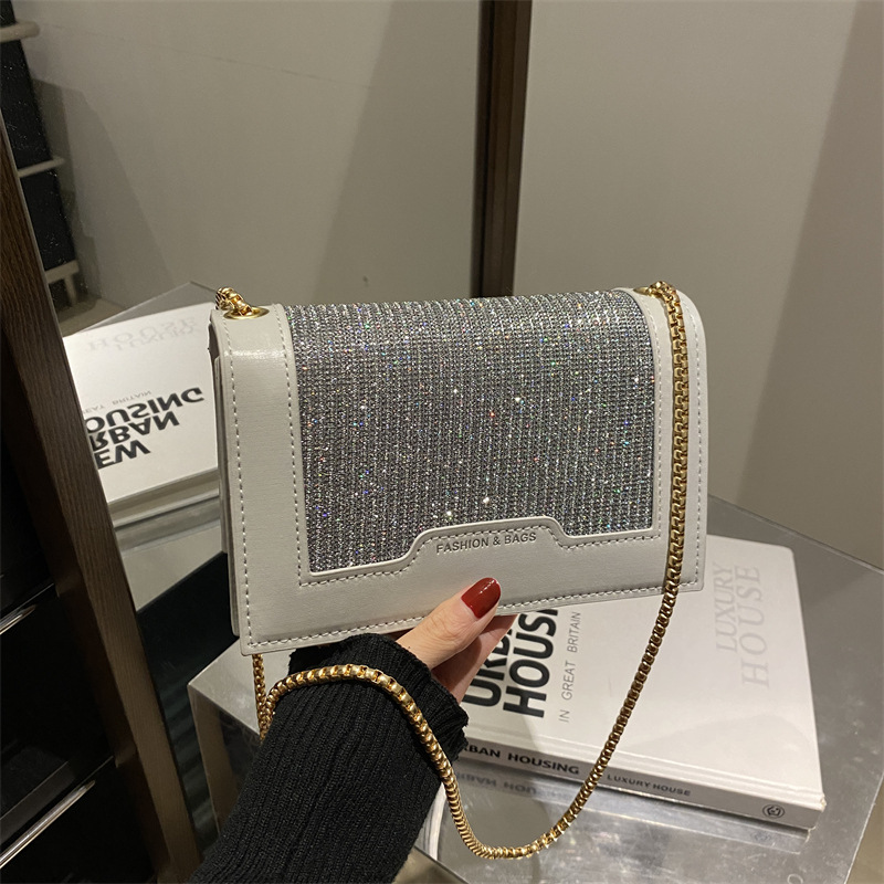 The 2024 new fashion chain single-shoulder crossbody bag is a versatile and stylish underarm bag for commuting full figure