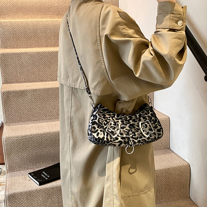 Retro charm leopard print crescent moon bag 2024 Winter new style fashionable large-capacity casual commuting single-shoulder underarm women's bag Specification drawing