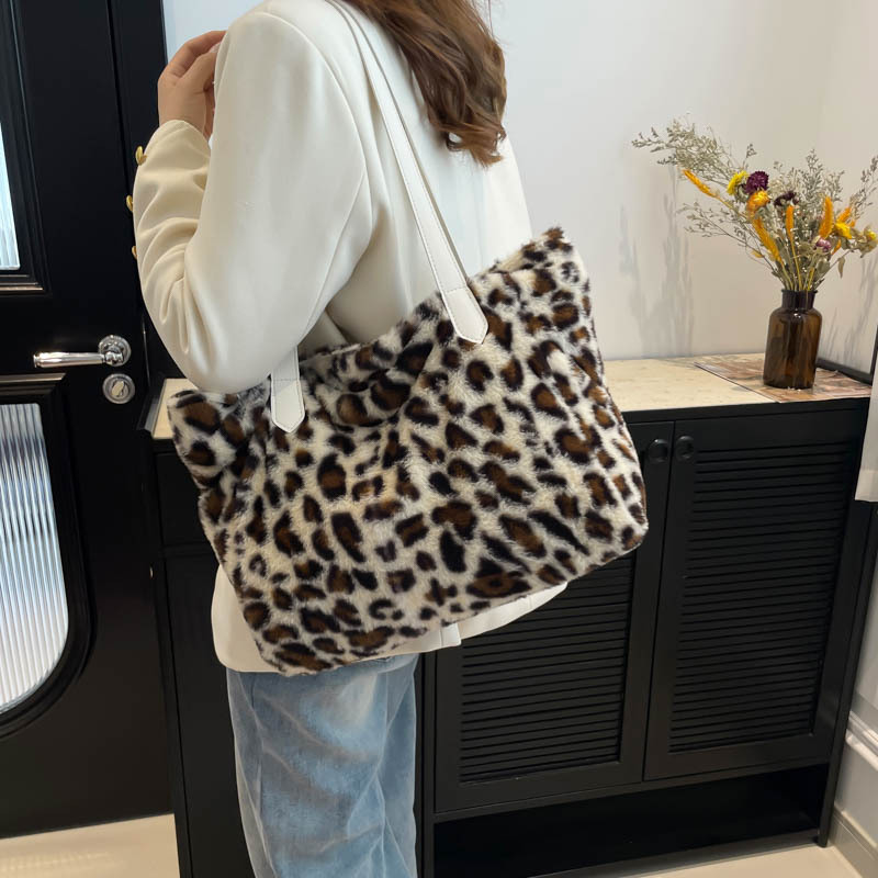 Large-capacity Maillard leopard print fur bag for women, 2024 new winter versatile commuter tote bag, single-shoulder bag details Picture