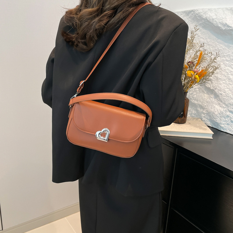 This stylish underarm handbag is a new and versatile saddle bag for women in the winter of 2024. It is a single-shoulder crossbody bag details Picture