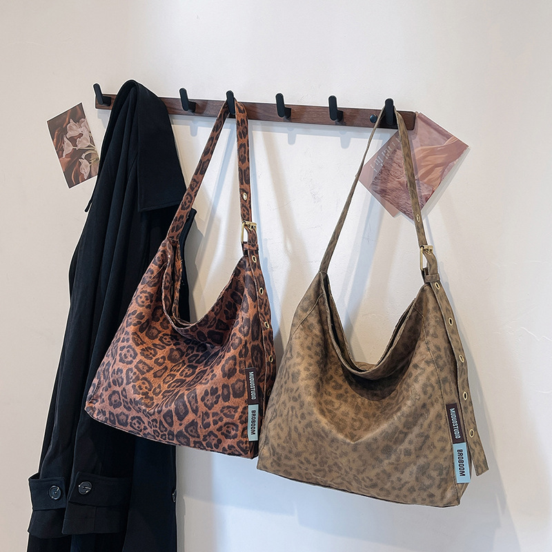 Retro leopard print Tote bag 2025 new style niche fashion versatile bag, large-capacity single-shoulder armpit bag for women wholesale full figure
