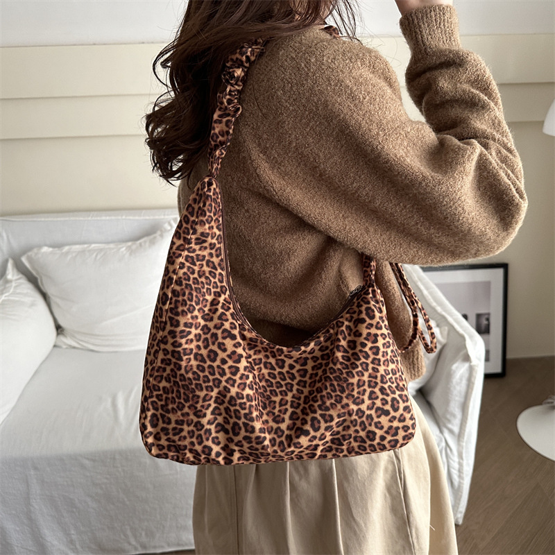 Korean-style leopard print canvas bag, laid-back pleated hand bag, shoulder bag, crossbody bag, large-capacity lightweight cloth bag for commuting details Picture