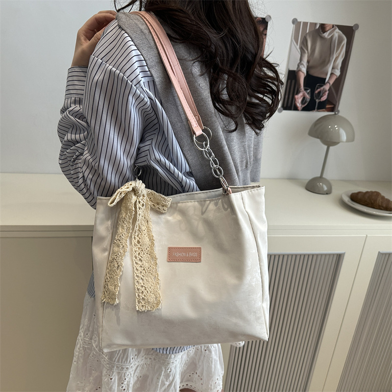 The new Korean version of the women's single-shoulder bag features a unique design and a high-end underarm bag. It is a fashionable and niche hand-held tote bag for women details Picture
