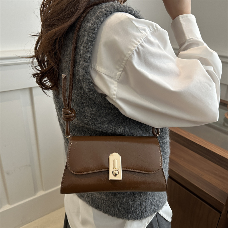 This year, a new, fashionable and retro crossbody bag for women's winter 2024 is in vogue. It's a single-shoulder small square bag for commuting Specification drawing