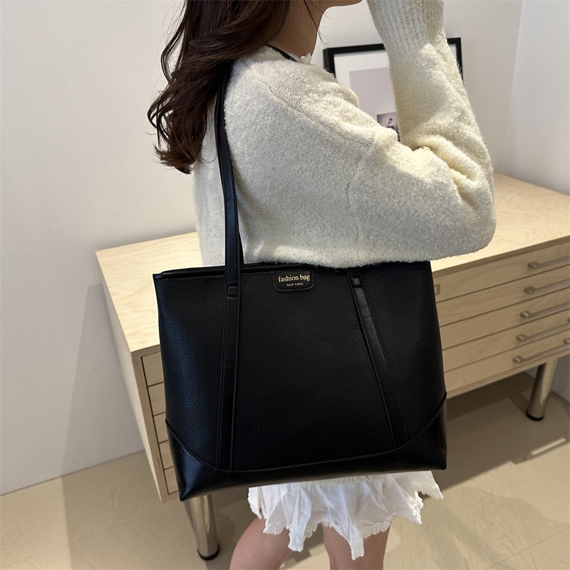 This large-capacity, fashionable and simple, patchwork texture single-shoulder tote bag is popular for women's commuting in autumn details Picture