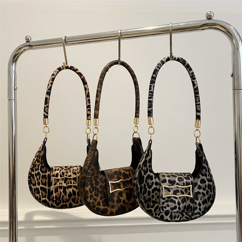 Cross-border quality women's bag, PU single-shoulder bag, new winter 2024 leopard print underarm bag, fashionable commuting single-shoulder bag Application Scenario