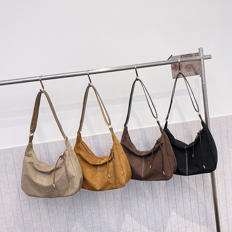A niche and simple underarm bag for women, a large-capacity single-shoulder large bag, a new fashionable and versatile commuter tote bag for women Application Scenario