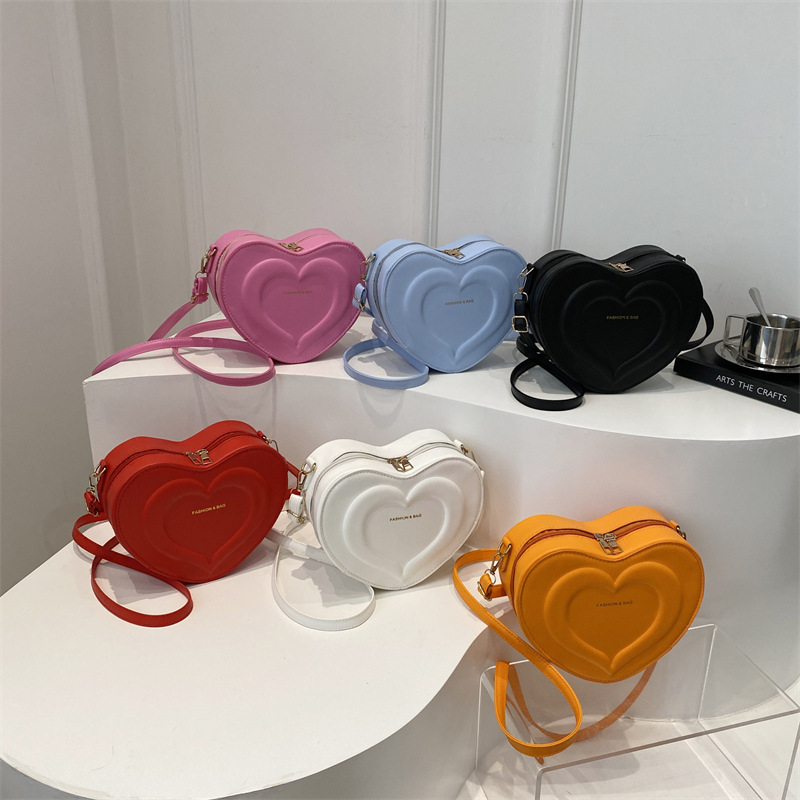 Cross-border cute heart-shaped bag for women, 2024 new trendy and fashionable crossbody bag, simple and stylish single-shoulder bag Application Scenario