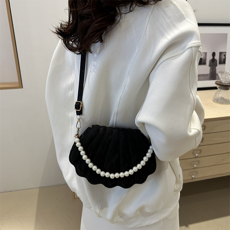 A beautiful, trendy and personalized handbag for women, a new autumn/winter 2024 fashion single-shoulder bag, a simple and casual crossbody bag, and a shell bag details Picture