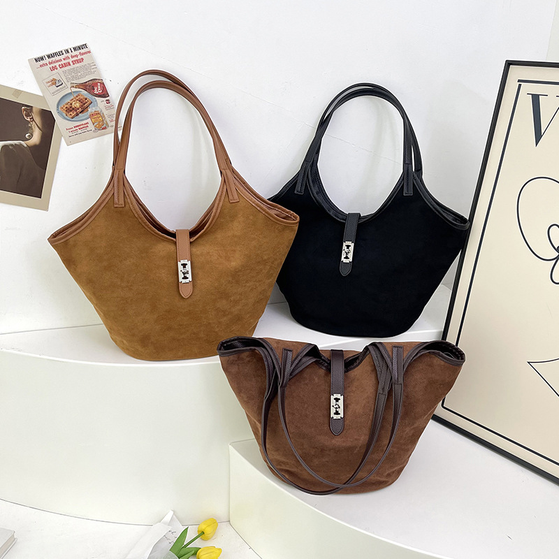 This year, large-capacity tote bags, fashionable and versatile single-shoulder bags, and college student class bags are all in fashion Application Scenario