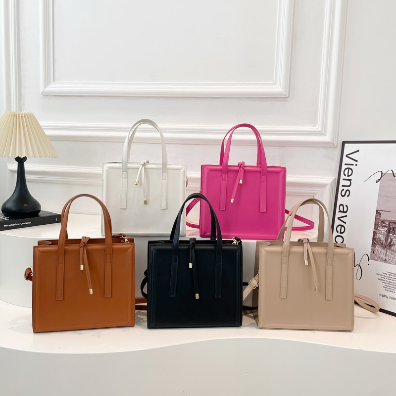 A niche design bag, a stylish small square bag for women in 2025, a trendy and fashionable single-shoulder bag, a casual Korean-style crossbody bag Application Scenario