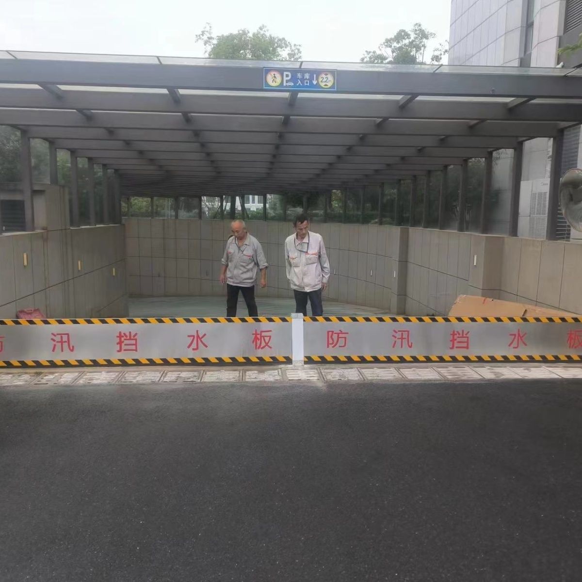 The flood barrier board is a detachable underground garage water barrier wall made of stainless steel and aluminum alloy details Picture