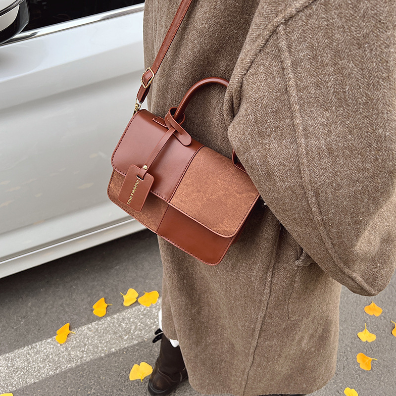 The new 2024 winter collection features a niche design with color-blocking and patchwork hand-held small square bag, a Korean-style fashionable, simple and retro single-shoulder bag Specification drawing