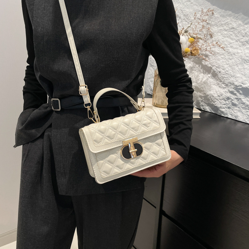 The new winter 2024 diamond-patterned embroidery line commuter hand-held small square bag is retro and stylish, yet trendy and individualistic. It's a single-shoulder crossbody bag details Picture
