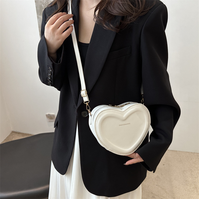 A simple and heart-shaped handbag for women in 2024, a fashionable and individual crossbody bag, a sweet and versatile single-shoulder bag that is popular in autumn Specification drawing