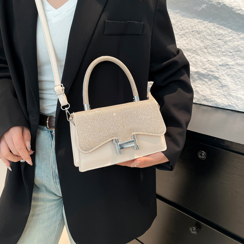 This 2025 new niche design crossbody bag is a versatile and fashionable women's bag for spring. It's a simple and stylish single-shoulder bag for commuting details Picture