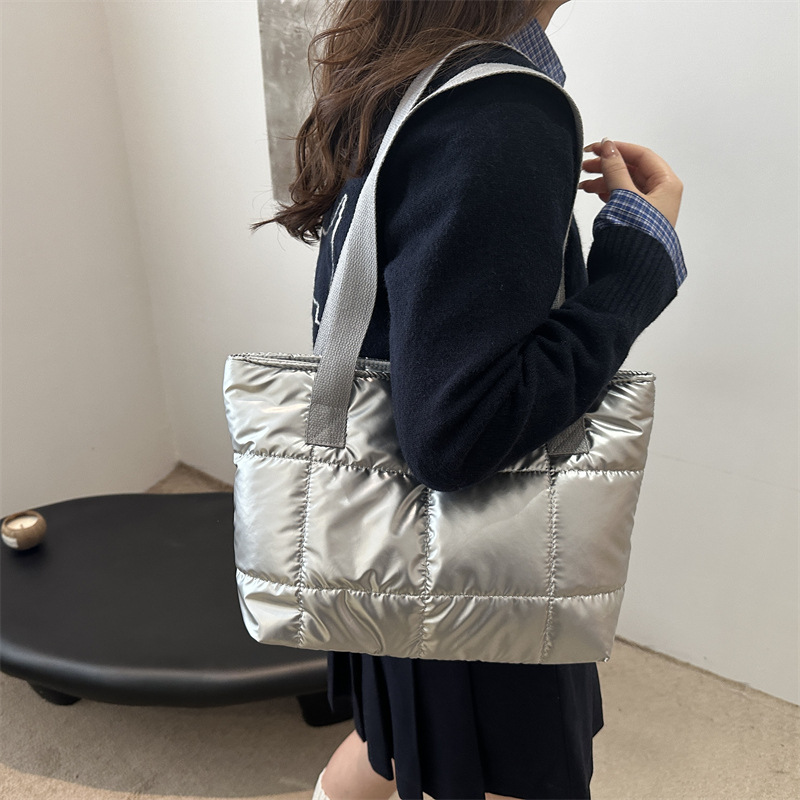 This is a new 2024 winter fashion and retro diamond-shaped space cotton jacket bag for women, featuring a single-shoulder tote bag Specification drawing