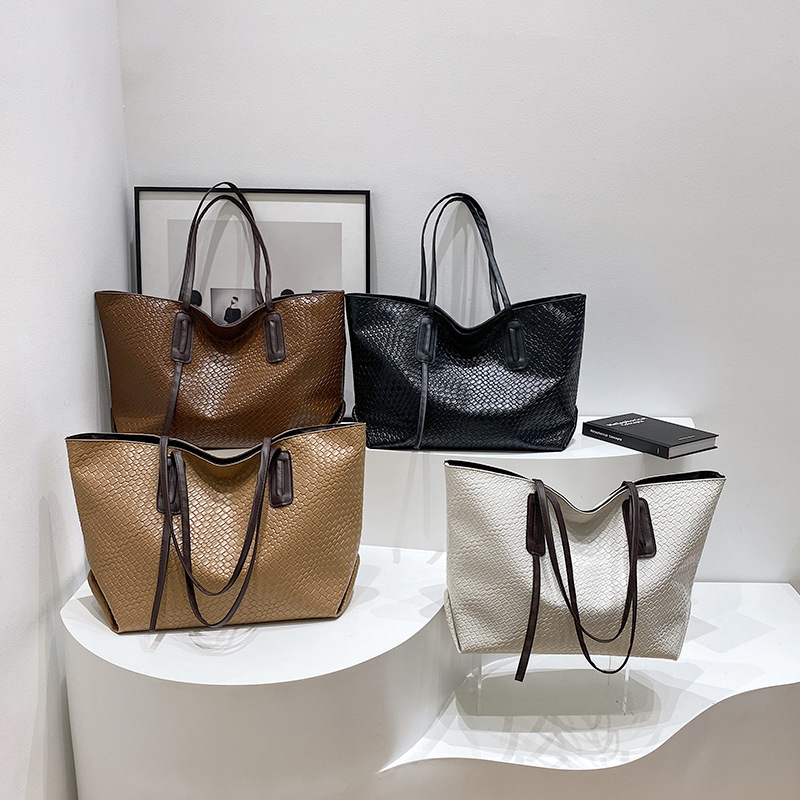Simple and casual large-capacity women's 2024 new autumn retro fashion single-shoulder underarm bag, hand-held tote bag Application Scenario