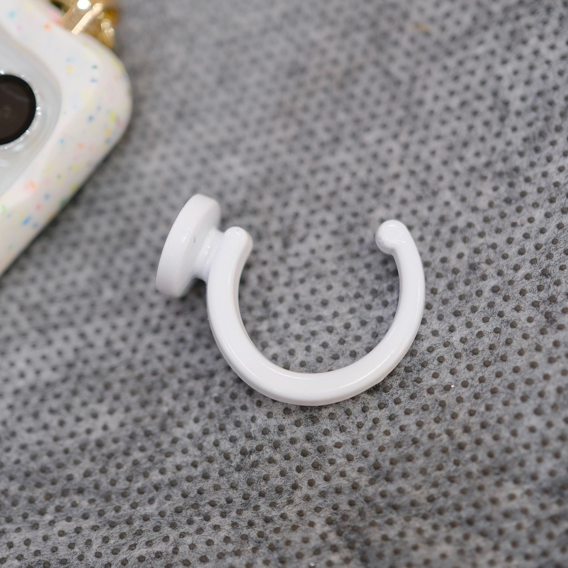 【 Yonghao Hardware 】 Cross-border supply factory direct sales of high-quality aluminum alloy small C hooks, curtain hooks, and coat hooks Application Scenario