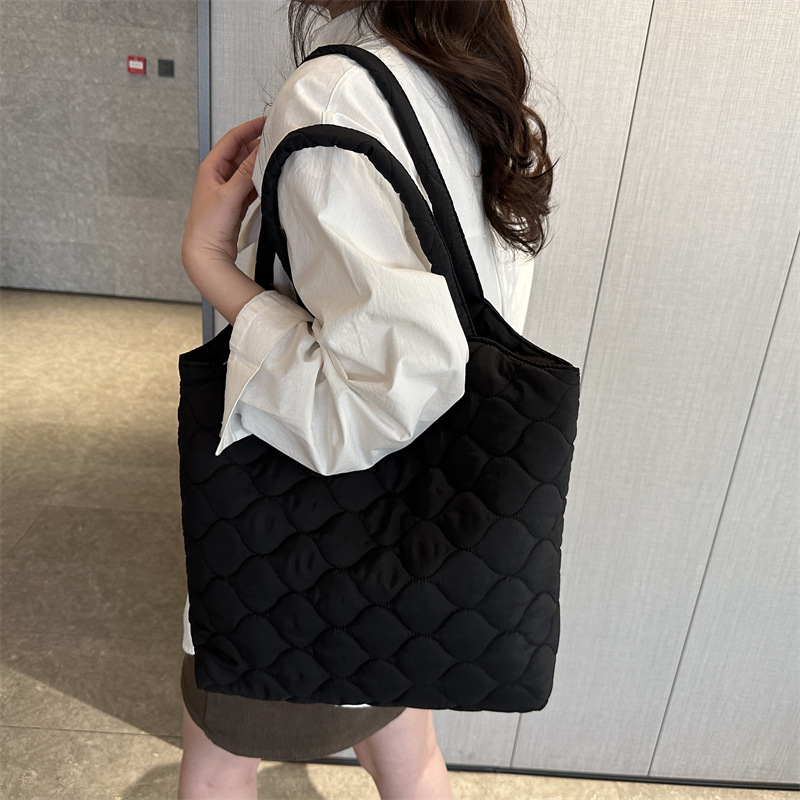 A large-capacity, fashionable, trendy, gentle and Korean-style casual bag with diamond-shaped embroidery thread, simple underarm single-shoulder tote bag details Picture