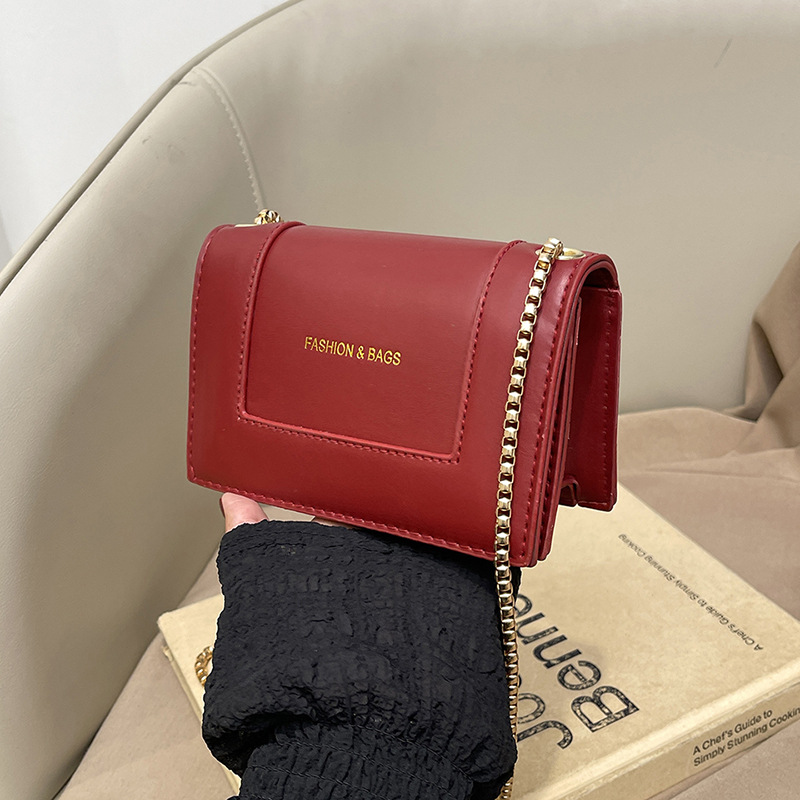 This is a new retro, fresh and small square bag that is simple and fashionable. It features a small chain and is a niche single-shoulder, underarm, and multi-layered commuting bag full figure
