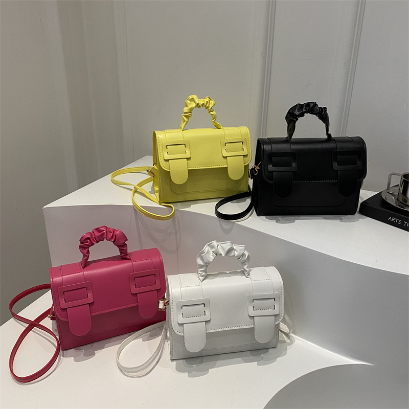 Trendy and niche single-shoulder bag, simple small square bag, small bag for women, Spring 2025 new retro casual crossbody bag for women Application Scenario