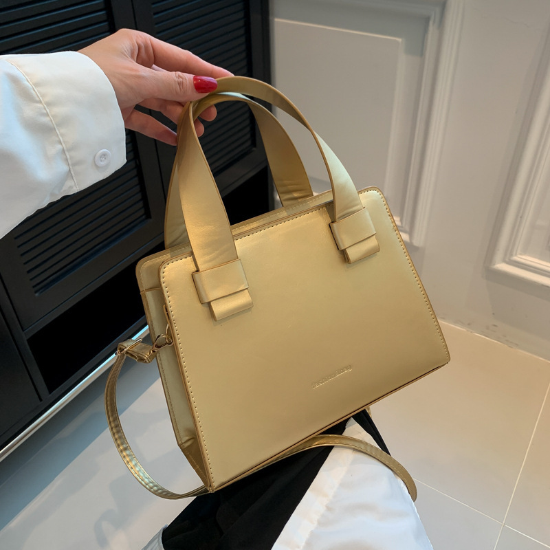 This year, the 2023 new niche fashion handbag, the personalized Instagram crossbody bag, is in vogue with its stylish and chic texture details Picture