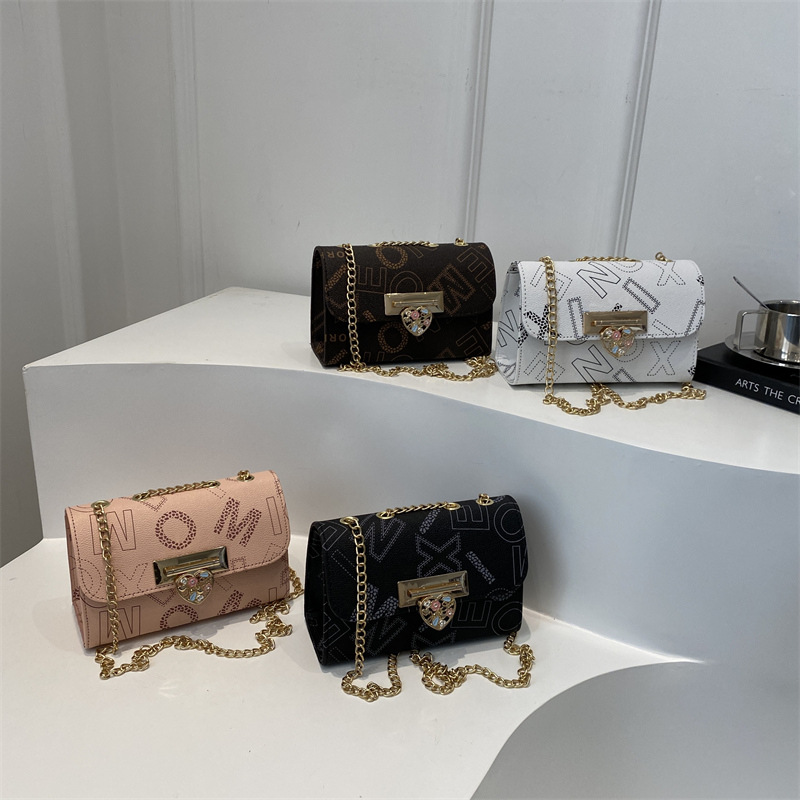 The new 2024 autumn collection features a niche design hand-held small square bag, which is fashionable, trendy and elegant. It is a chain single-shoulder crossbody bag Application Scenario