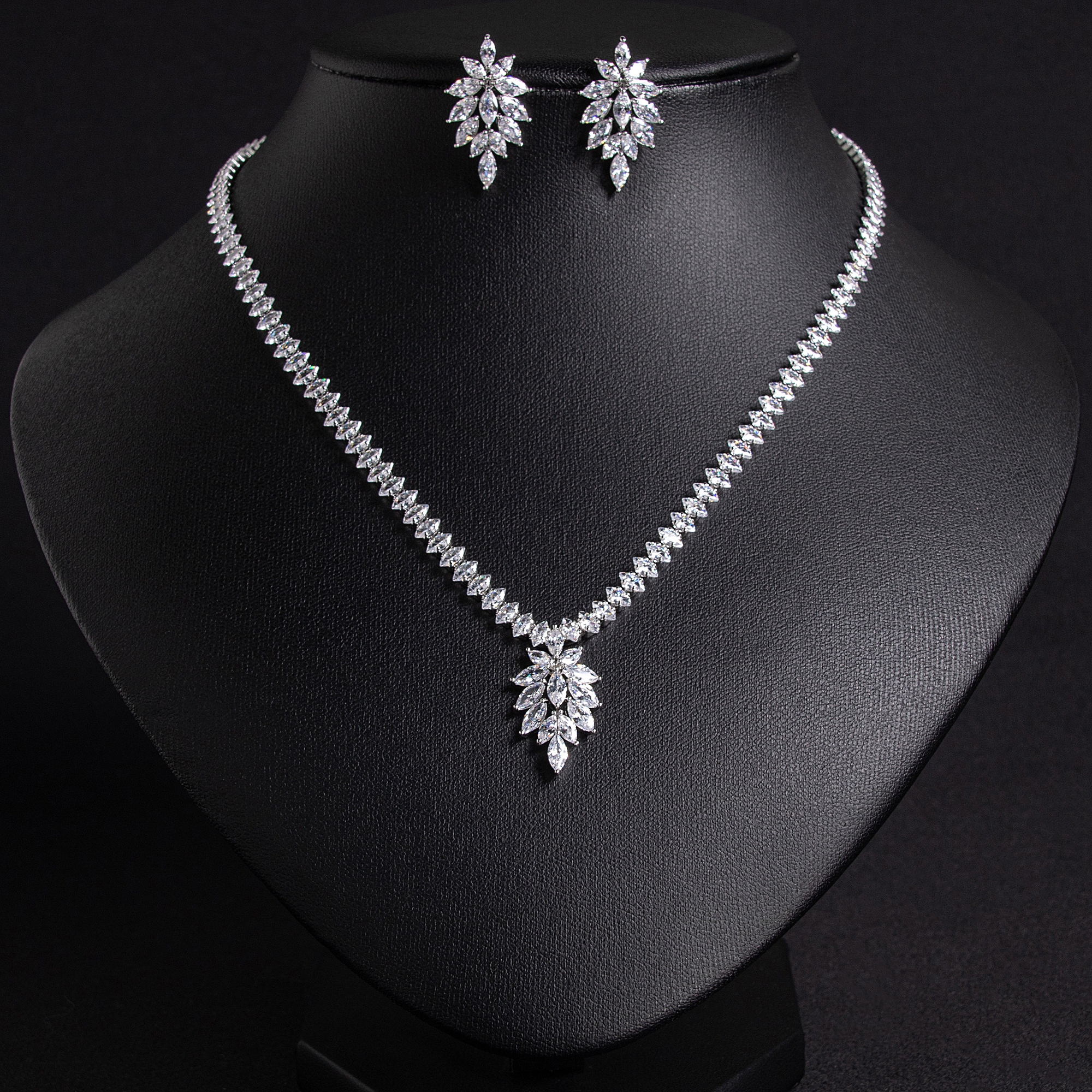 格蒂莎LYTJ30267跨境专供韩版AAA锆石套装项链女小众设计感耳环简约气质百搭耳饰水滴耳环产品图